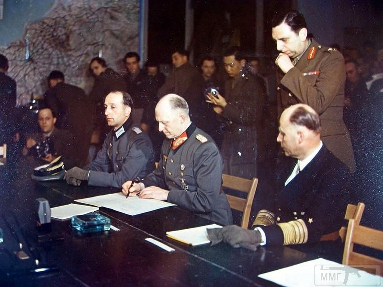 102933 - Генерал-полковник Альфред Йодль подписывает капитуляцию Германии в штаб-квартире союзных войск в Реймсе 7 мая 1945 года. Рядом с Йодлем сидят гросс-адмирал Ганс Георг фон Фридебург и адъютант Йодля майор Вильгельм Оксениус.