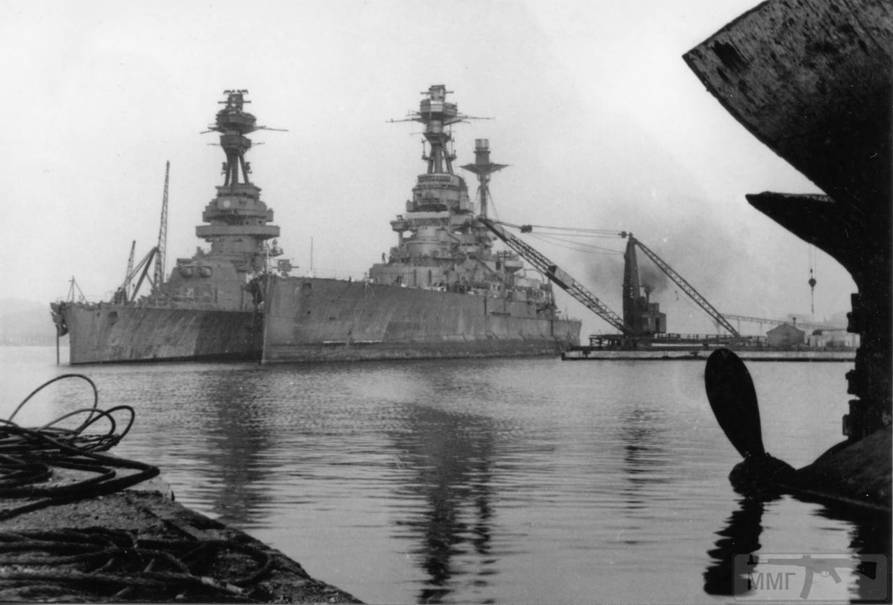 109468 - HMS Revenge (слева) и HMS Royal Sovereign на разборке в Инверкетинге, 1949 г.