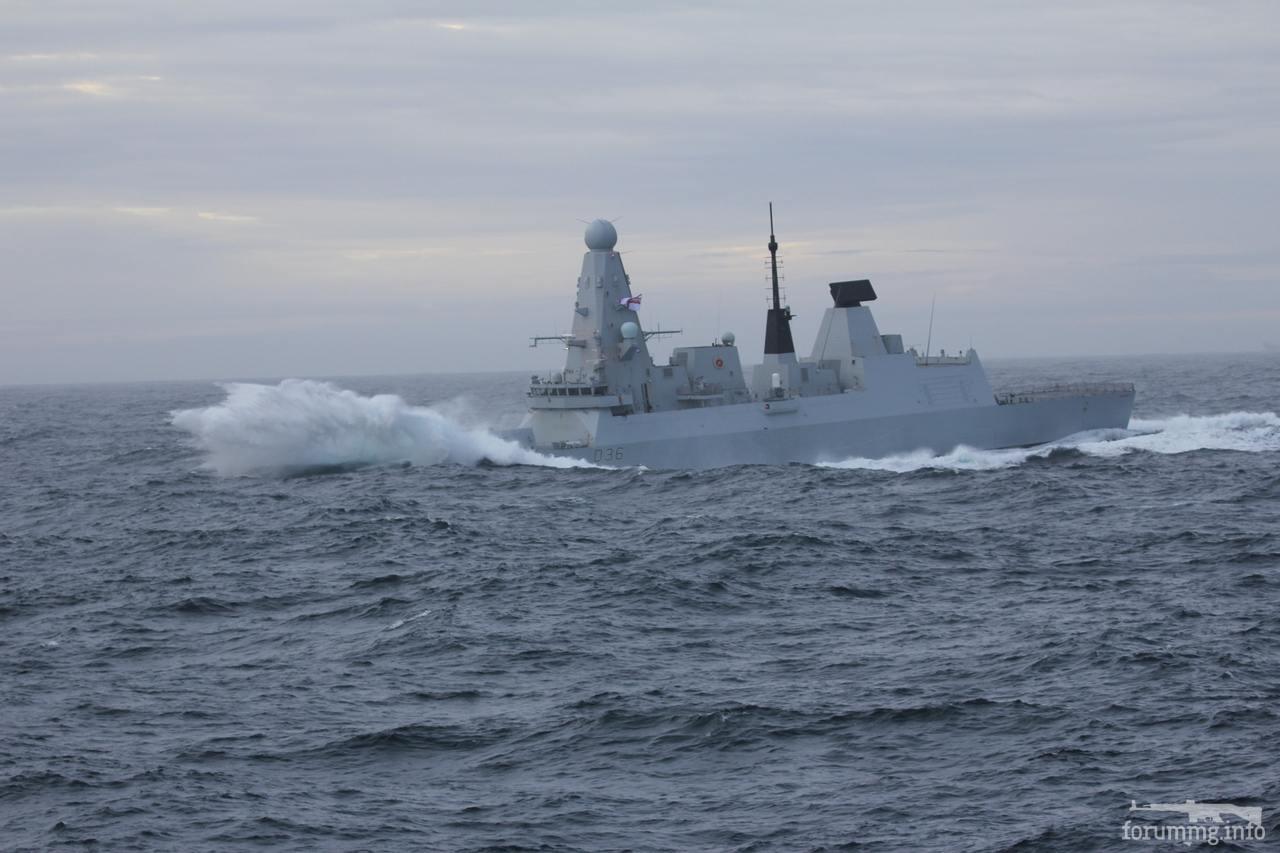 113603 - HMS Defender (D36) в Северном море.