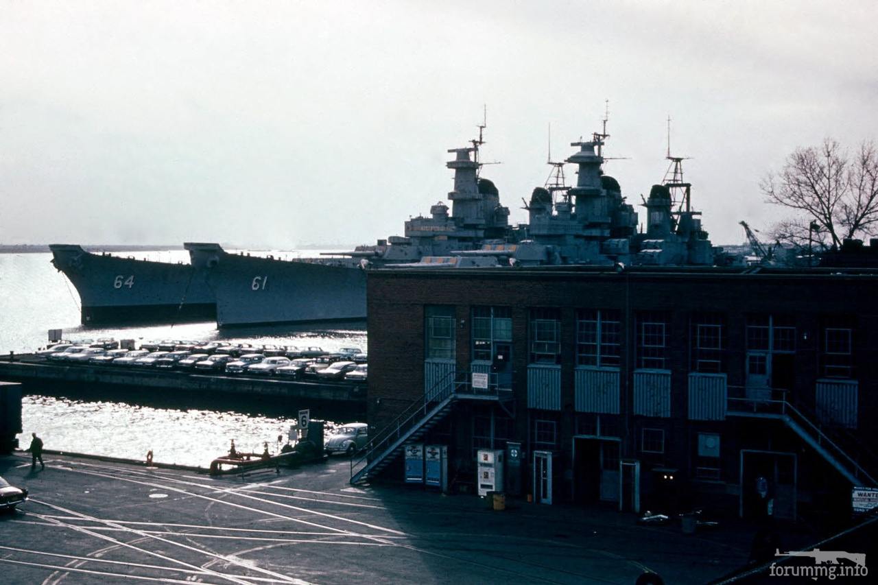 117410 - USS Wisconsin (BB-64) и USS Iowa (BB-61) на стоянке в резерве.