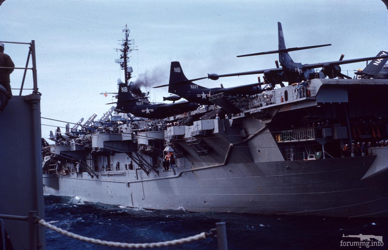 117421 - USS Randolph (CV-15) в середине 50-х годов прошлого века. На переднем плане бомбардировщики North American AJ-1 (A-2) Savage, далее - истребители Chance Vought F4U Corsair.