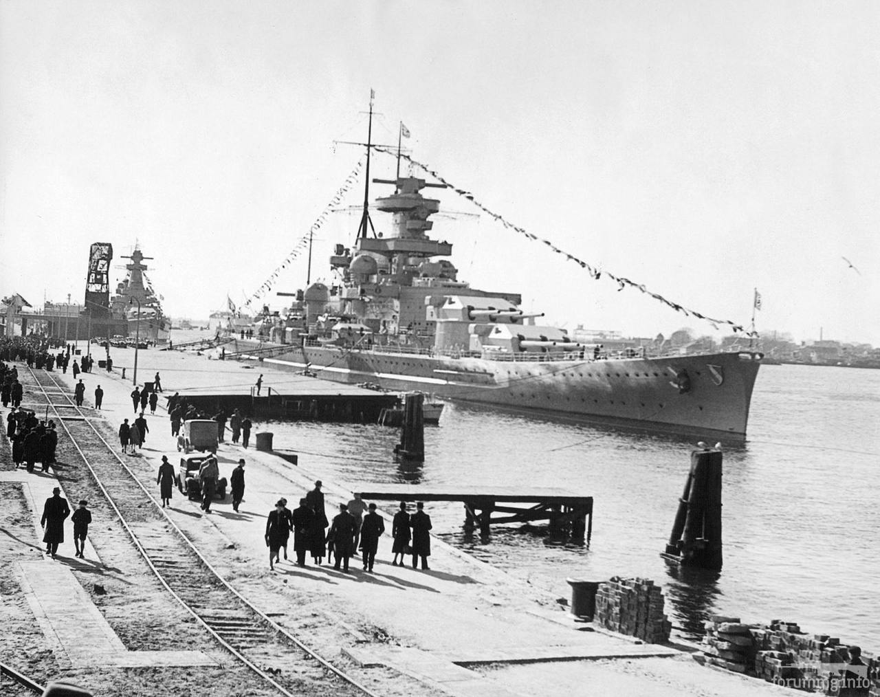 118219 - Линкор Scharnhorst в Вильгельмсхафене, 2 апреля 1939 г. Корабль украшен флагами по случаю спуска на воду линкора Tirpitz и визита фюрера. За ним "карманный линкор" Admiral Graf Spee.