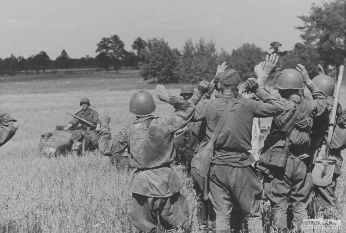 Народ советский победил сдают оружие фрицы. Бойцы красной армии 1941-1945. Боец красной армии 1941. Красноармейцы сдаются в плен 1941. Боец РККА 1941.