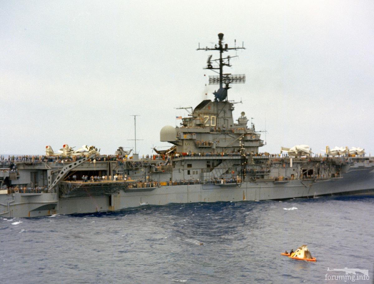 124623 - USS Bennington (CV-20) у приводнившегося спускаемого аппарата Apollo 4, 9 ноября 1967 г.