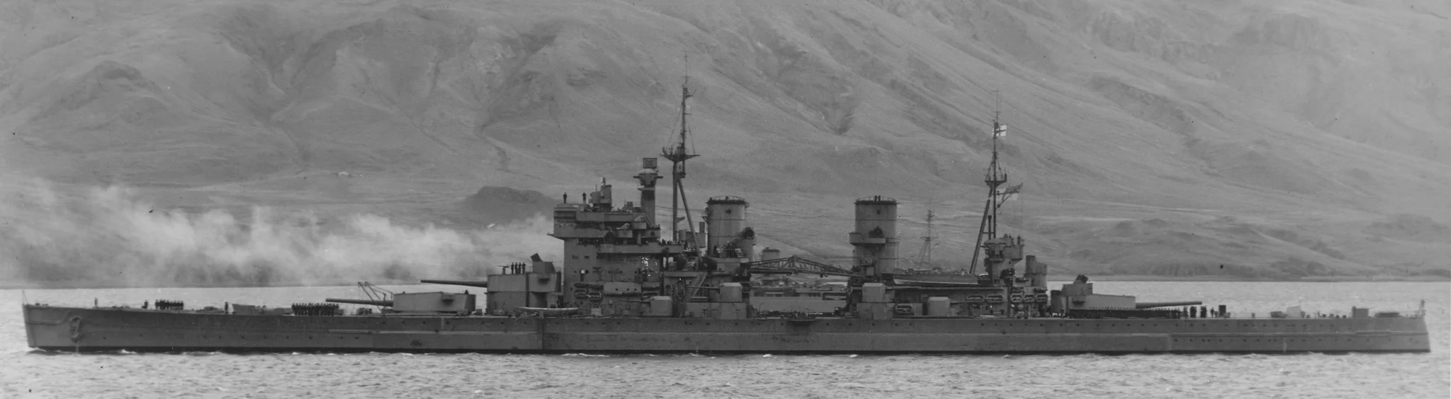 124975 - Линкор HMS King George V на стоянке в Хваль-фьорде, Исландия, 04 октября 1941 г.