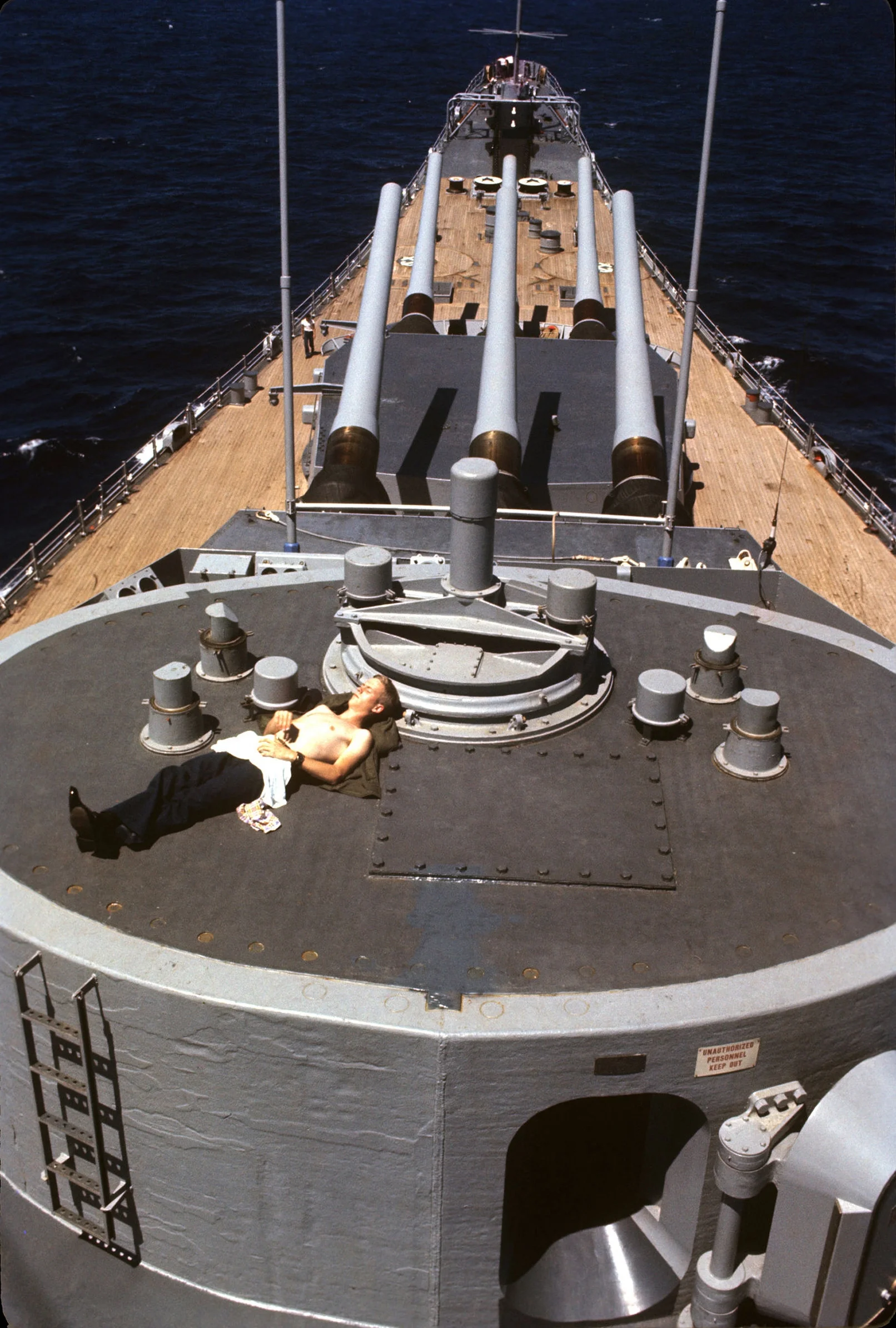 125858 - Линкор USS New Jersey (BB-62) в Тонкинском заливе, вторая половина 1960-х.