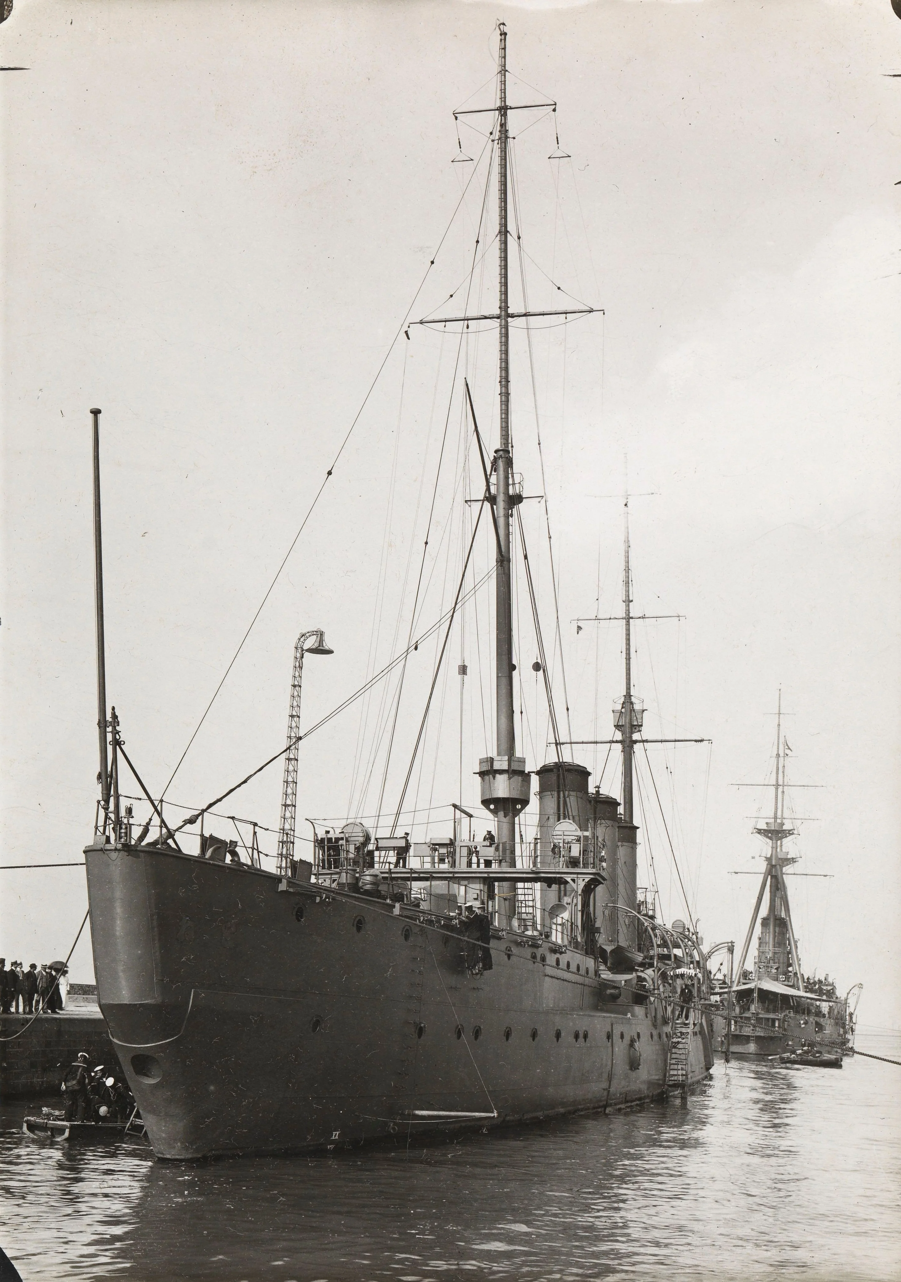 126443 - Бронепалубный крейсер IJN Tone (на переднем плане) и броненосный крейсер IJN Kurama в Гавре, 23 июля 1911 г.