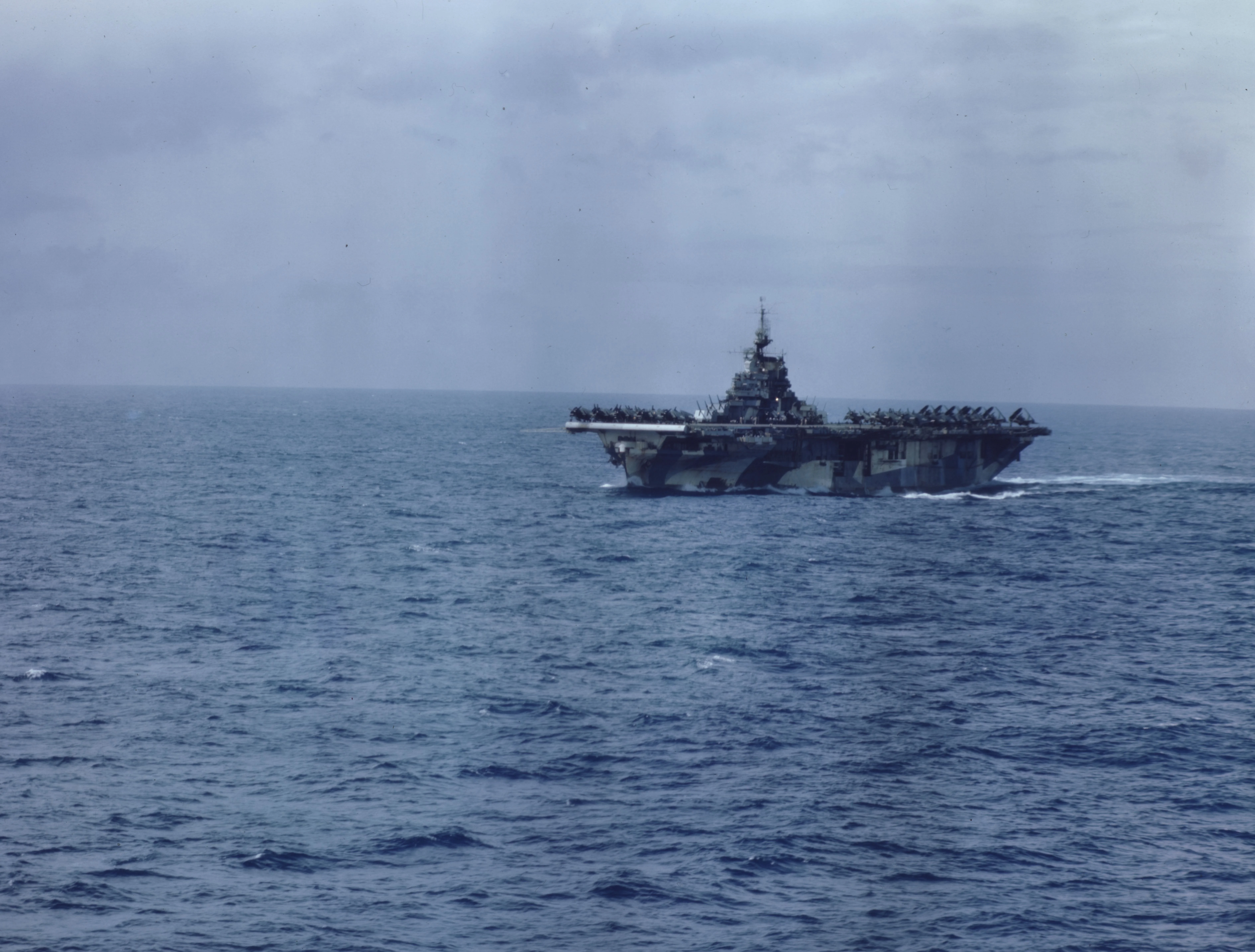 127749 - USS Hornet (CV-12) у Окинавы, 27 марта 1945 г.