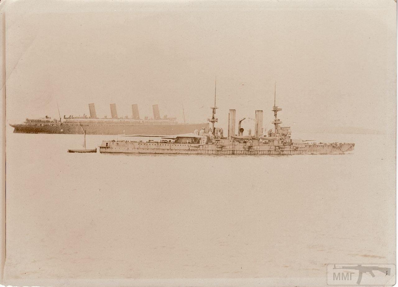 13281 - HMS Swiftsure на фоне лайнера Mauretania