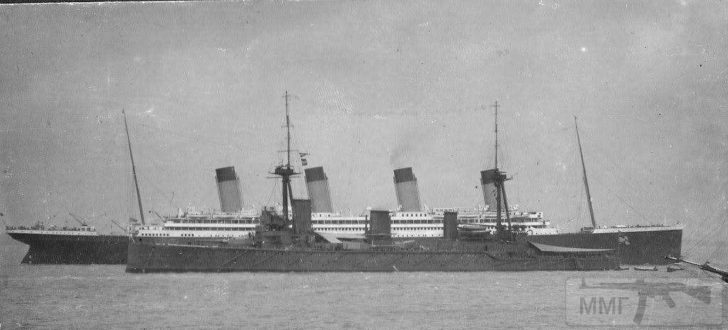 13290 - HMS Indefatigable на фоне RMS Olympic, 1912