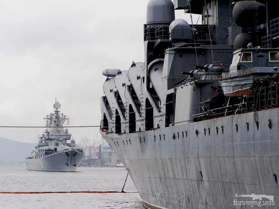 150280 - Флагманские корабли Тихоокеанского и Черноморского флотов в одном кадре в один из дней с 26 мая по 4 июня; 4 июня «Варяг» ушёл в Сан-Франциско обеспечивать
встречу Медведева с Обамой, и учения «Восток-2010» прошли без него.