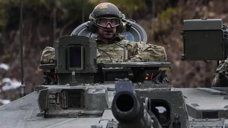 163922 - Принц Уельський сів у танк Challenger 2 під час візиту на базу Тапа