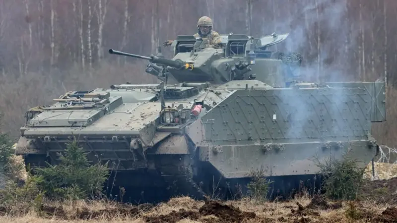163923 - Принц також був на борту гусеничної броньованої машини Warrior під час польових навчань