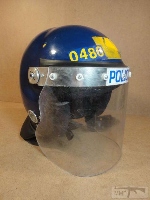 20488 - Шлем полиции Великобритании с забралом и защитой шеи.