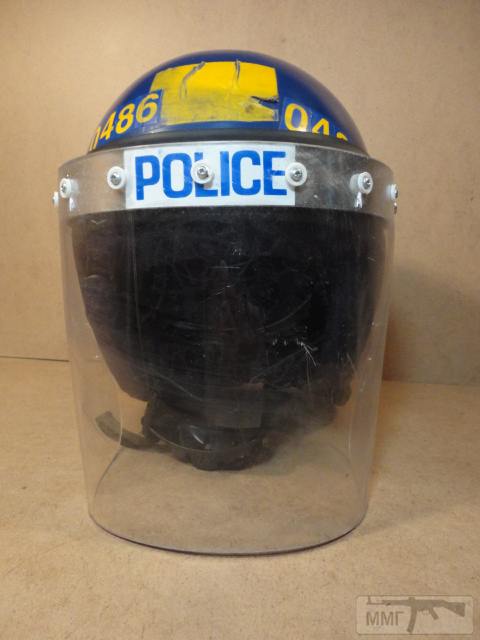20493 - Шлем полиции Великобритании с забралом и защитой шеи.