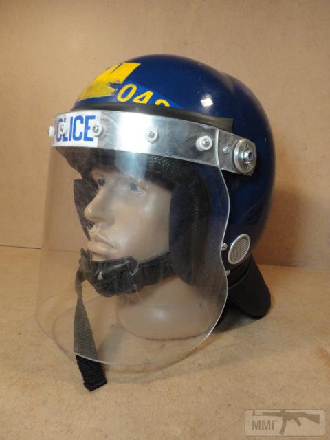 20495 - Шлем полиции Великобритании с забралом и защитой шеи.