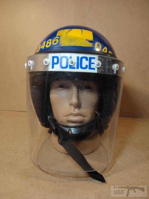 20496 - Шлем полиции Великобритании с забралом и защитой шеи.