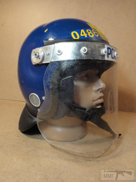 20497 - Шлем полиции Великобритании с забралом и защитой шеи.