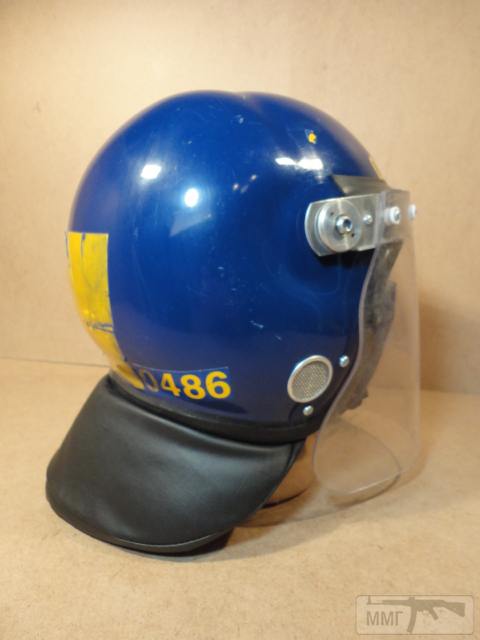 20498 - Шлем полиции Великобритании с забралом и защитой шеи.
