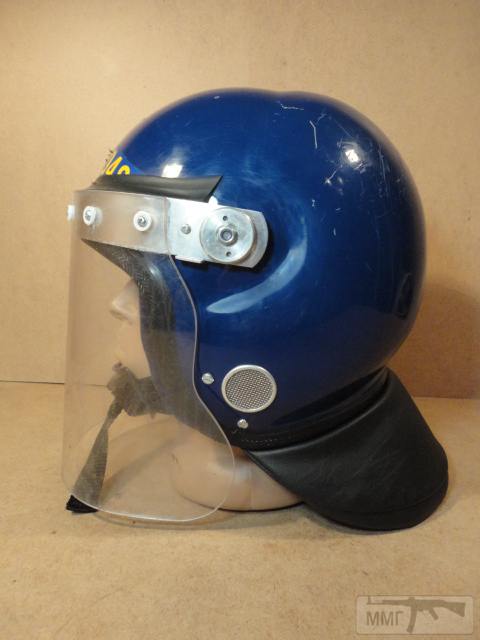 20500 - Шлем полиции Великобритании с забралом и защитой шеи.