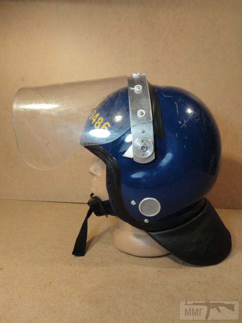 20501 - Шлем полиции Великобритании с забралом и защитой шеи.