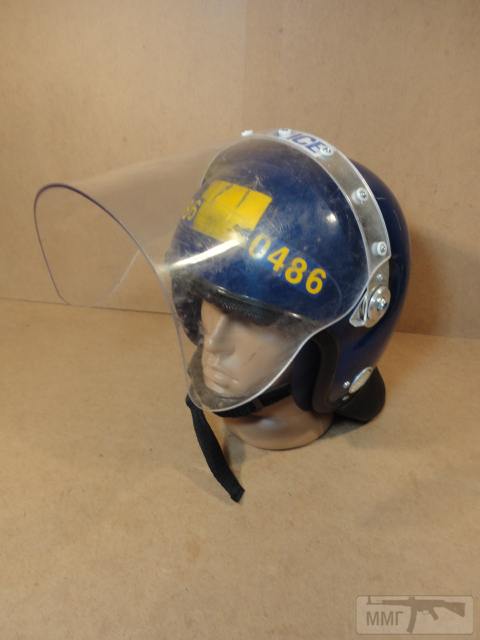 20502 - Шлем полиции Великобритании с забралом и защитой шеи.