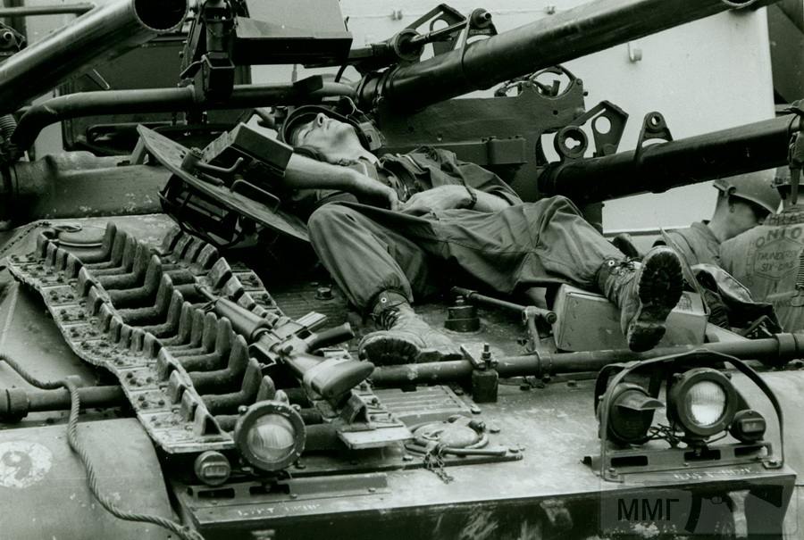 21447 - Морской пехотинец отдыхает на броне самоходного орудия «Онтос». Битва за Хюэ, 1968 г.