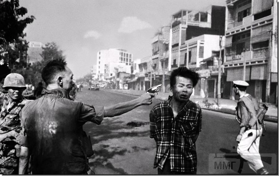 21448 - Один из самых известных снимков войны во Вьетнаме: бригадный генерал полиции Южного Вьетнама Нгуен Нгок Лоан расстреливает пленного вьетконговца Нгуен Ван Лема