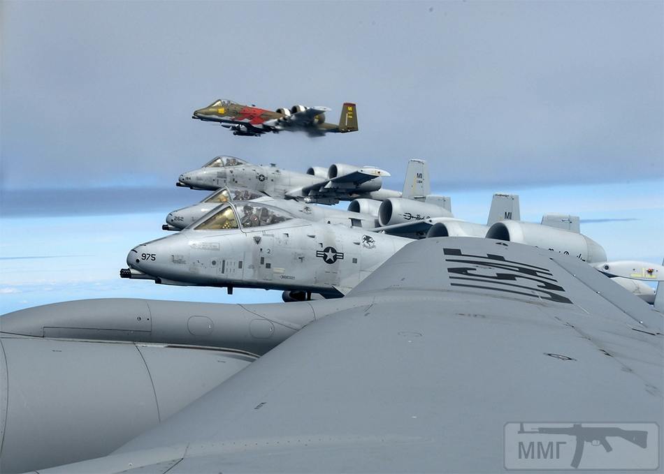 28738 - Четверка A-10 ждет очереди дозаправиться от KC-135, учения Saber Strike 2018
