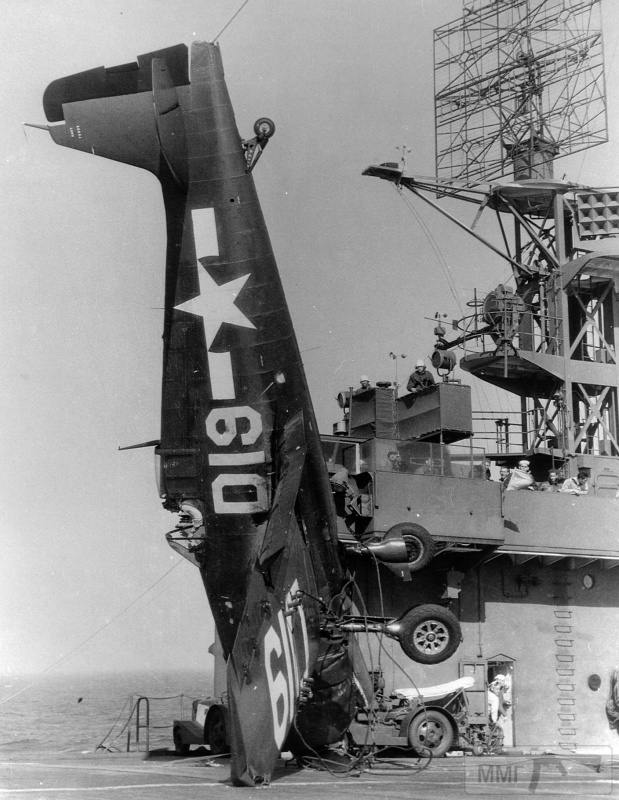 31625 - Палубный истребитель F6F Hellcat на палубе американского эскортного авианосца Takanis Bay (CVE 89) после аварийной посадки, 30 июля 1945 г.