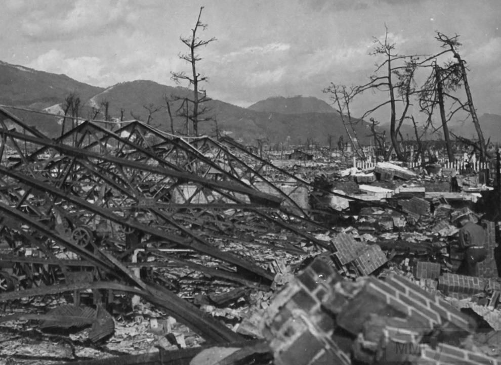 3163 - Взрыв разрушил завод Окита в Хиросиме, Япония. 7 ноября 1945. (U.S. National Archives)