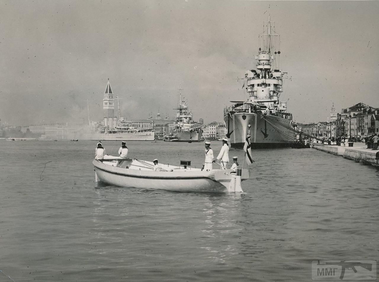 32329 - Крейсера Gorizia и Fiume в Венеции. На заднем плане британский HMS Sussex. 1937 г.