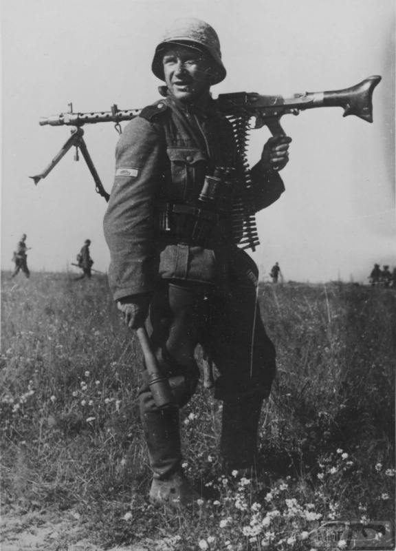 33838 - Немецкий солдат с пулеметом MG-34 в районе Орла, 1943 год.