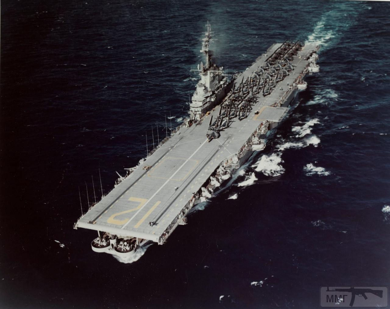 34756 - USS Hornet (CV-12) идет на Гуантанамо 10 января 1954 г.