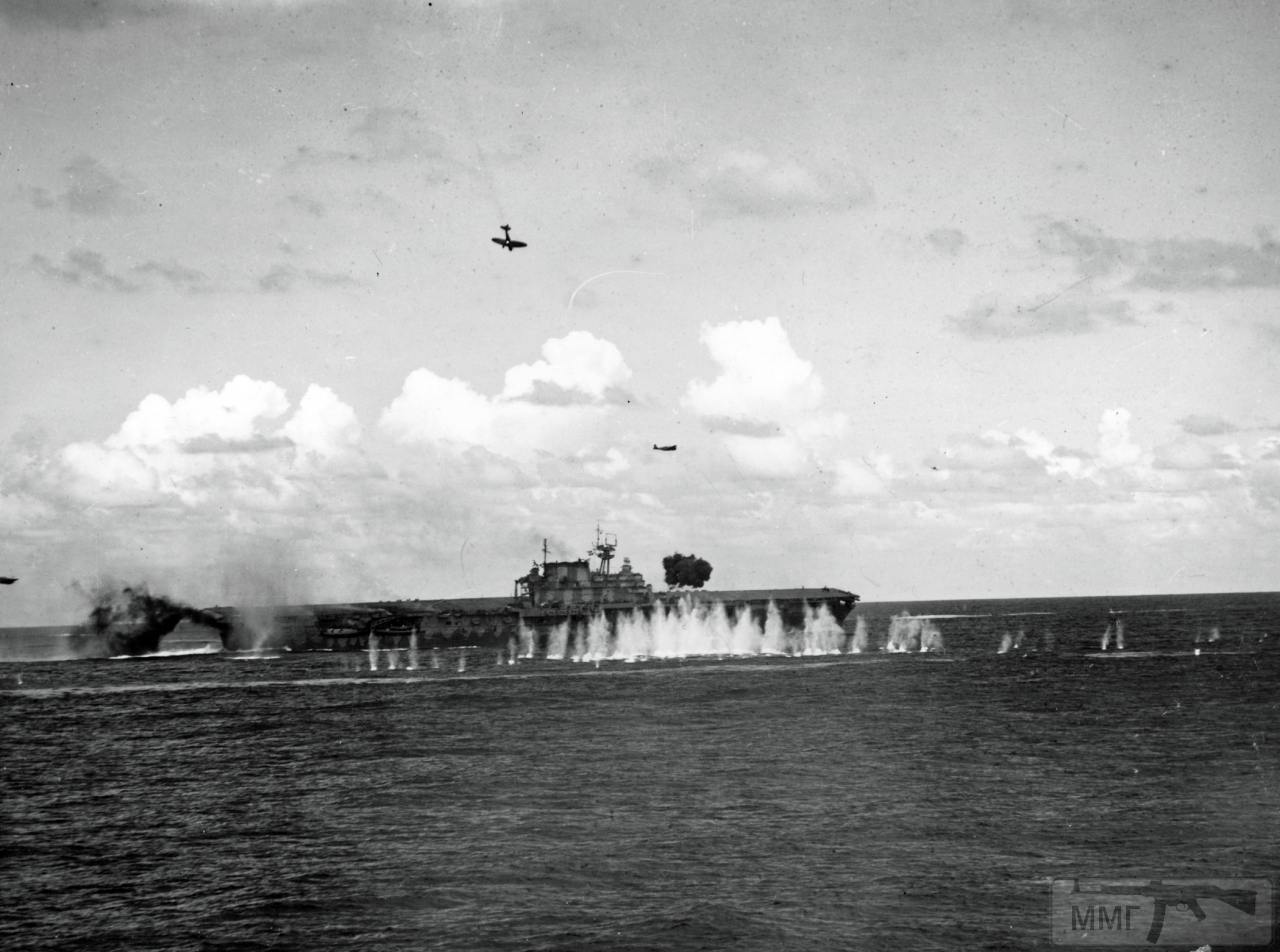 34757 - USS Hornet (CV-8), атакуемый японскими самолетами в бою у островов Санта-Крус, 26 октября 1942 г.