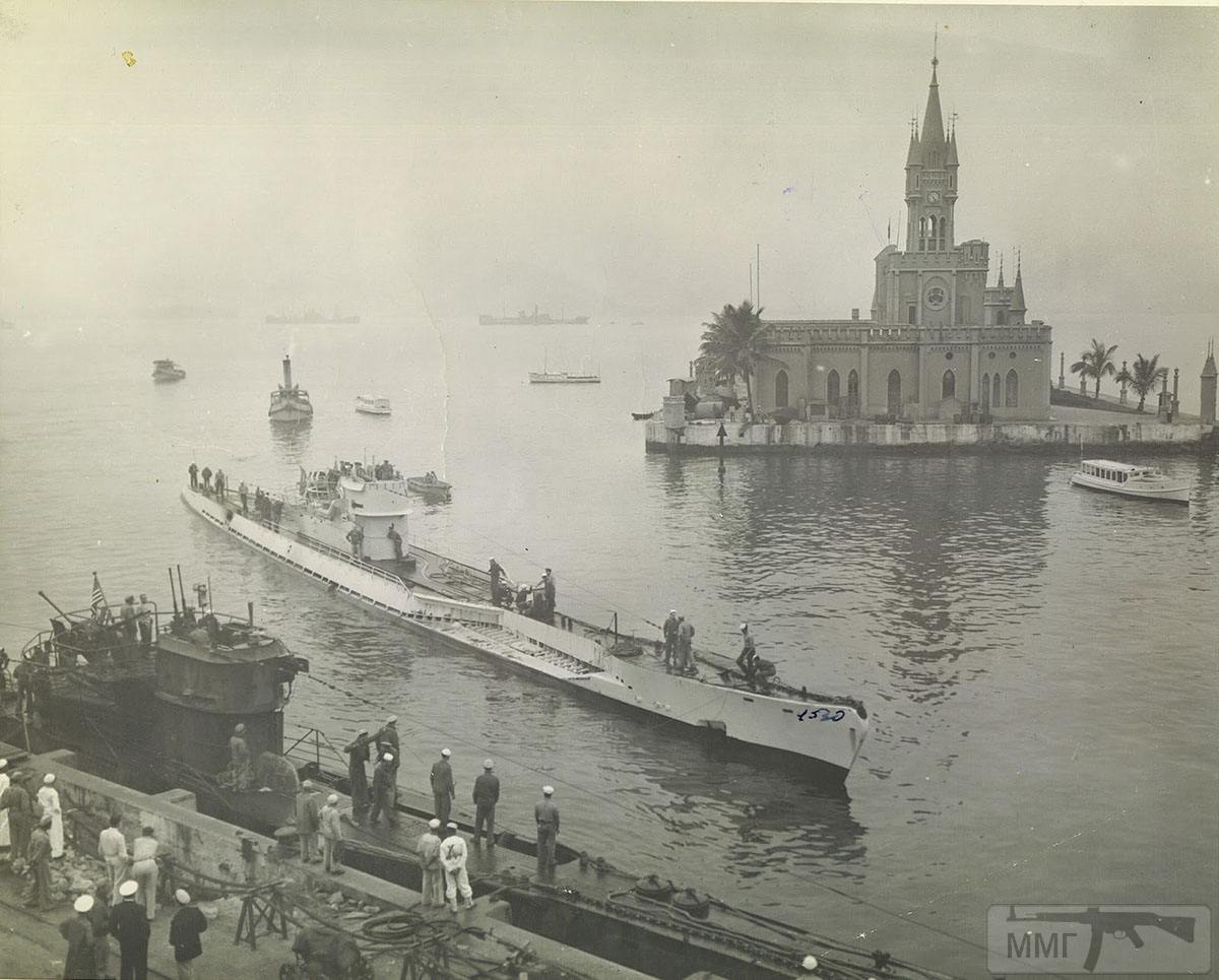 35193 - Лодки U-530 (в светлой окраске по центру) и U-977 (внизу) в гавани военно-морской базы Рио-де-Жанейро во время перехода из Аргентины в США, сентябрь 1945 года. Субмарины прошли ремонт на верфи в Аргентине, где были заново окрашены.