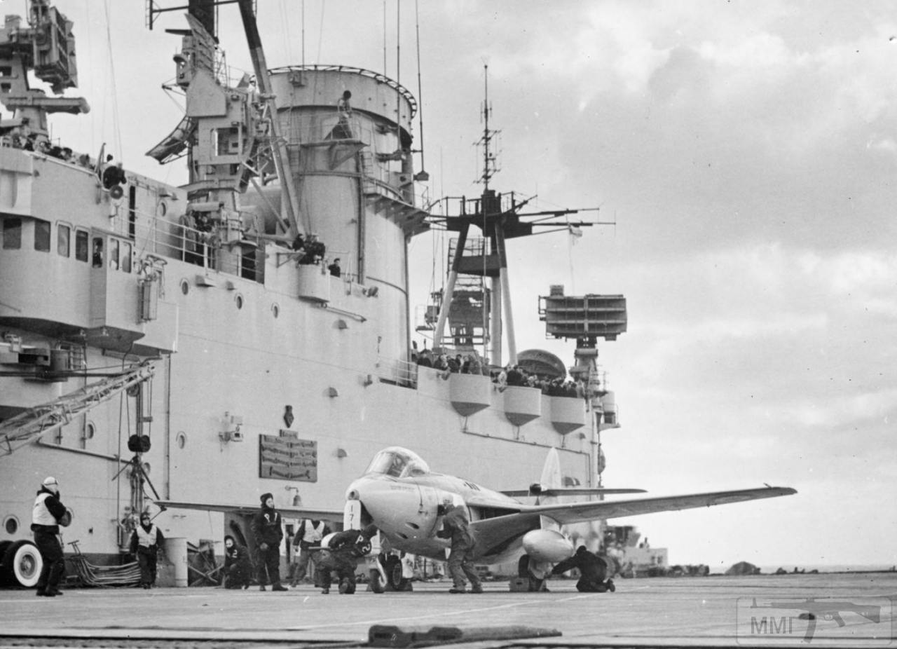 35322 - Истребитель-бомбардировщик Hawker Sea Hawk на палубе авианосца HMS Eagle (R05), 1954 г.