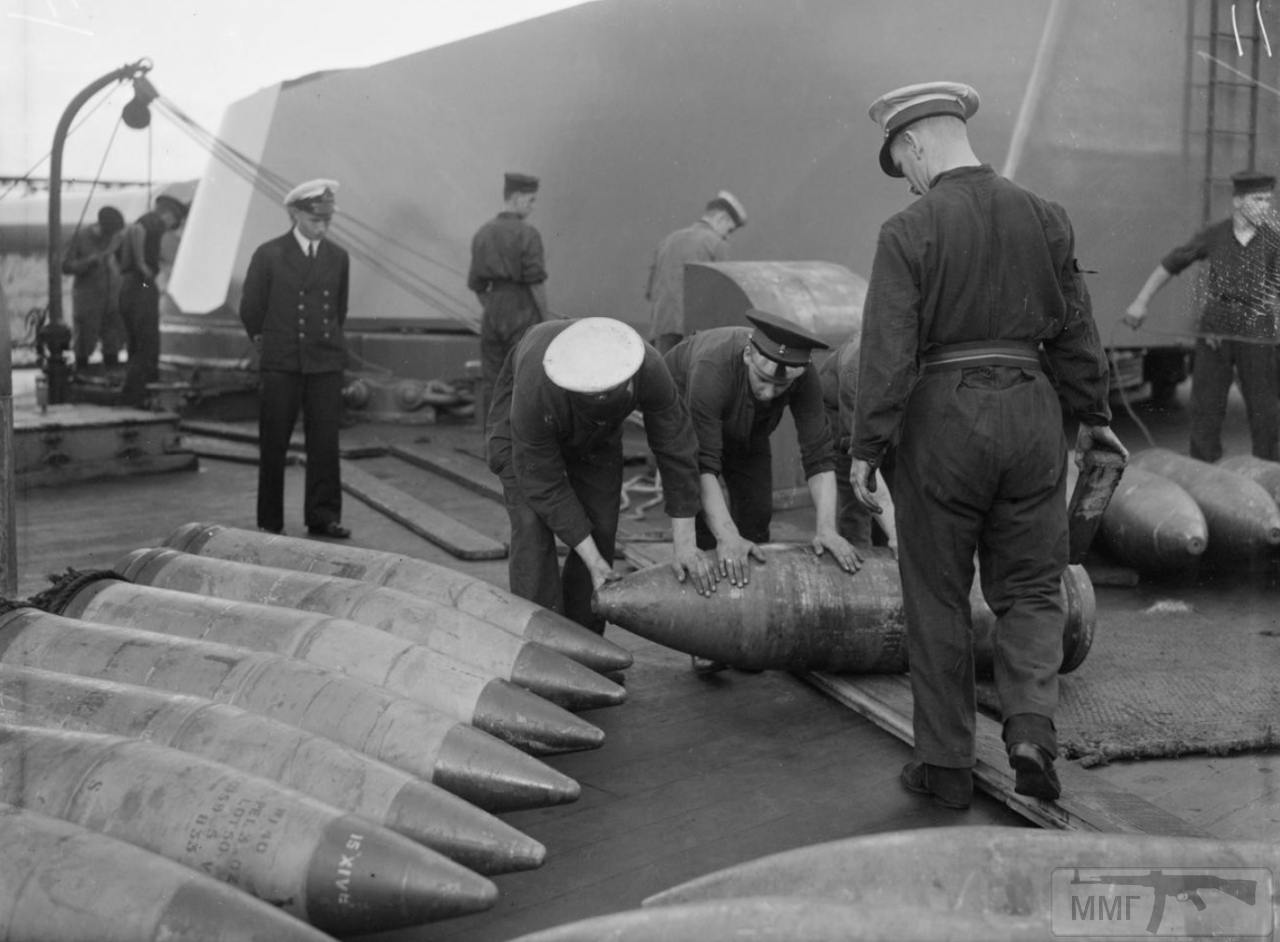 35369 - Погрузка боезапаса на HMS Barham