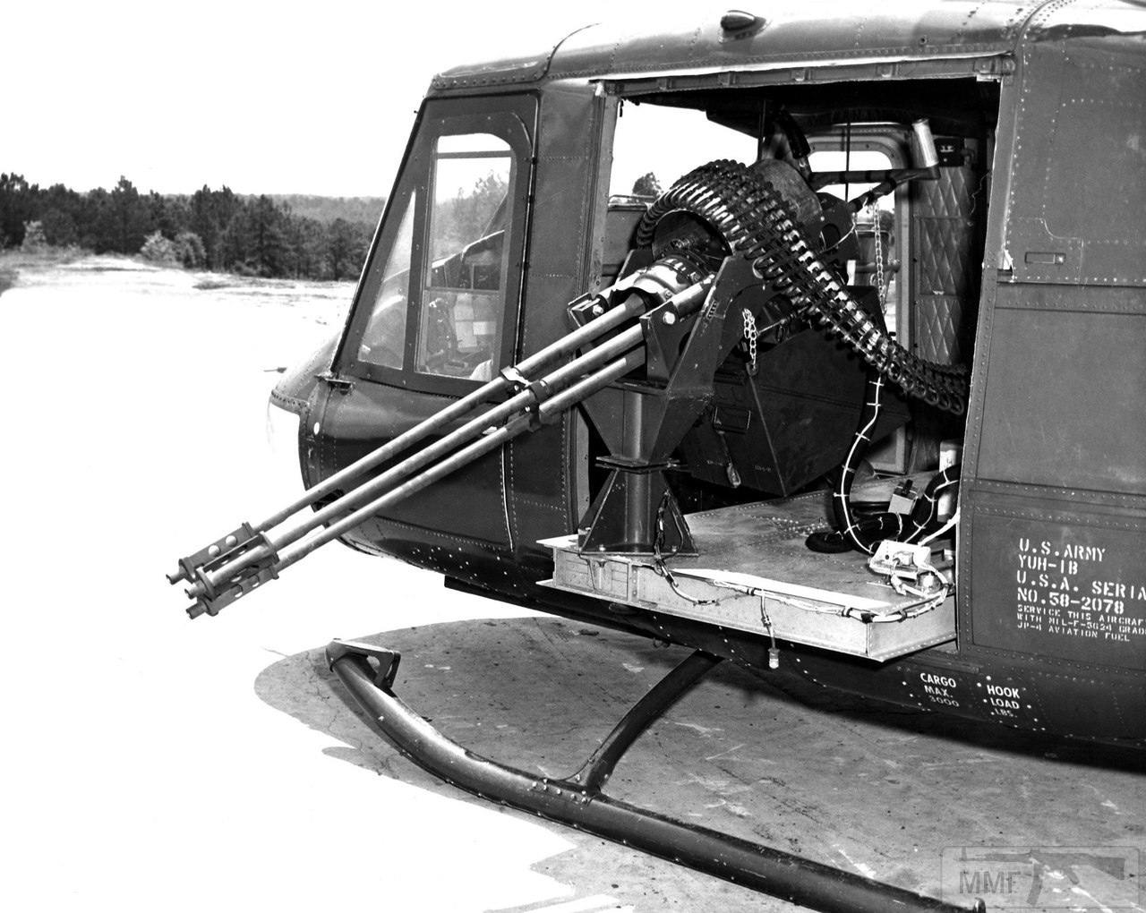 37447 - 20-мм пушка M197 в дверях вертолёта UH-1 Huey