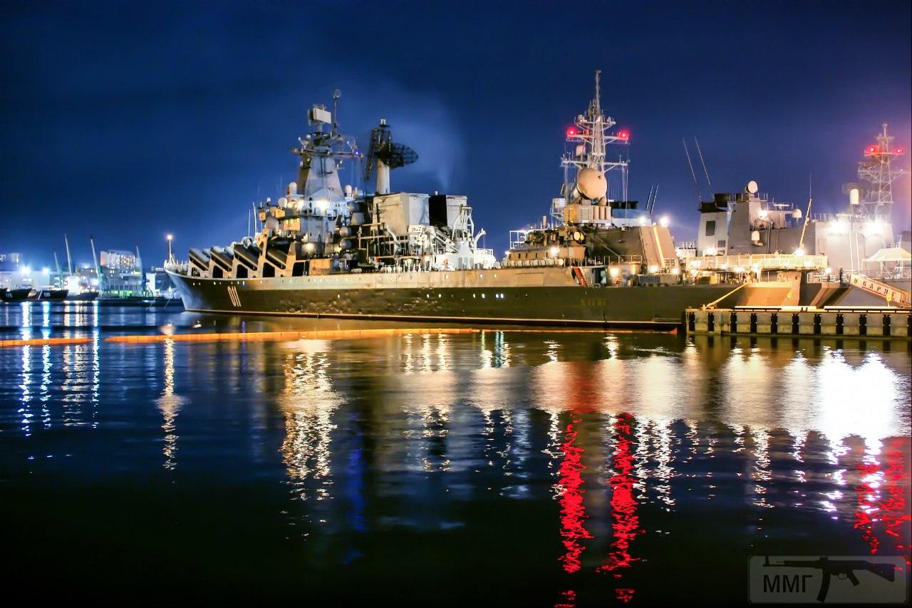 38269 - Ордена Нахимова гвардейский ракетный крейсер "Варяг" у 33 причала, Владивосток, 2013 г.