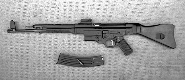 3937 - Rare photograph of the Argentine CAM 1 rifle, the reverse-engineered clone of the German StG 44 assault rifle made by FMAP-DM in Rosario, Santa Fé Province. The 7.92x33mm round seen on the detached 30-round magazine was locally produced by Fábrica de Militar de Cartuchos “San Lorenzo”, also in Santa Fé.