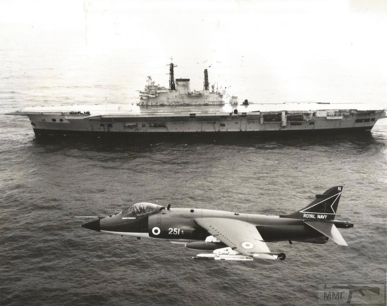 39756 - HMS Ark Royal (R09) идет в Cairnryan (Шотландия) на слом, сентябрь 1980 г. В воздухе Sea Harrier с авианосца HMS Invincible (R05)