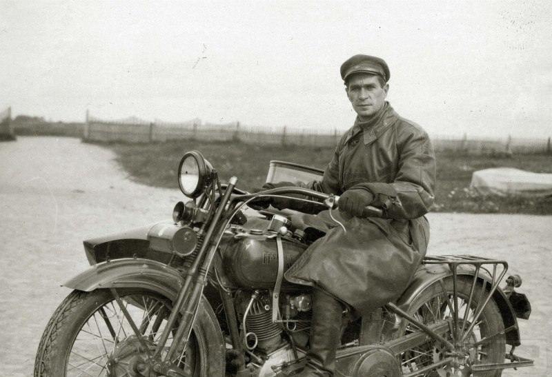 3989 - Комбриг ВВС РККА на мотоцикле "Harley-Davidson", нач. 1930-х гг.