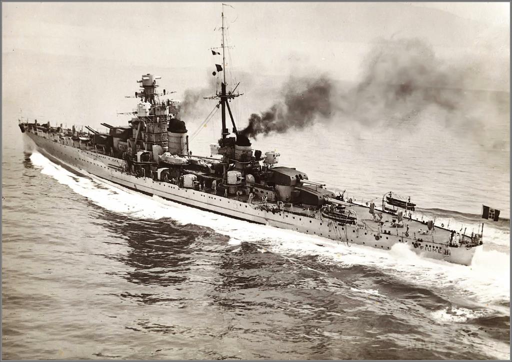 4045 - Italian heavy cruiser Fiume undergoing sea trials, Gulf of trieste, November 1931