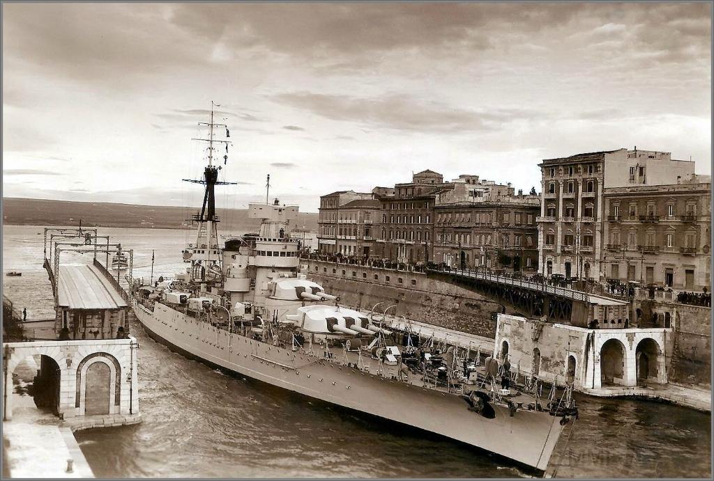 4055 - Italian battleship Giulio Cesare passing the Ponte Girevole in Taranto, 1937-1938