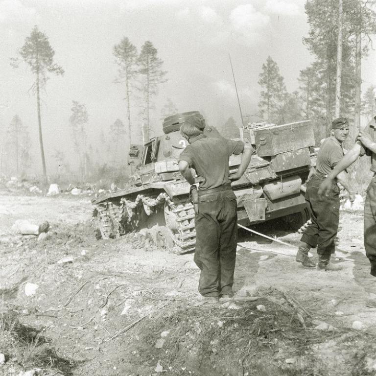 4266 - Экипаж у танка Pz-III подорвавшегося на мине