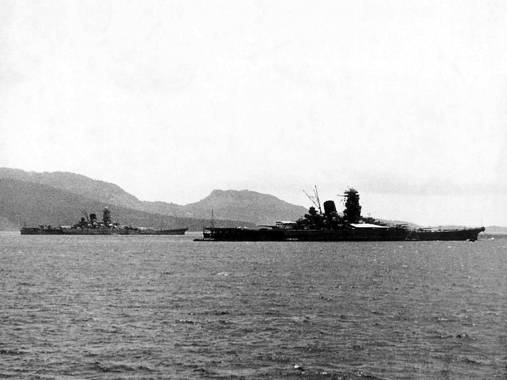 4417 - IJN Yamato and IJN Musashi at Truk in 1943