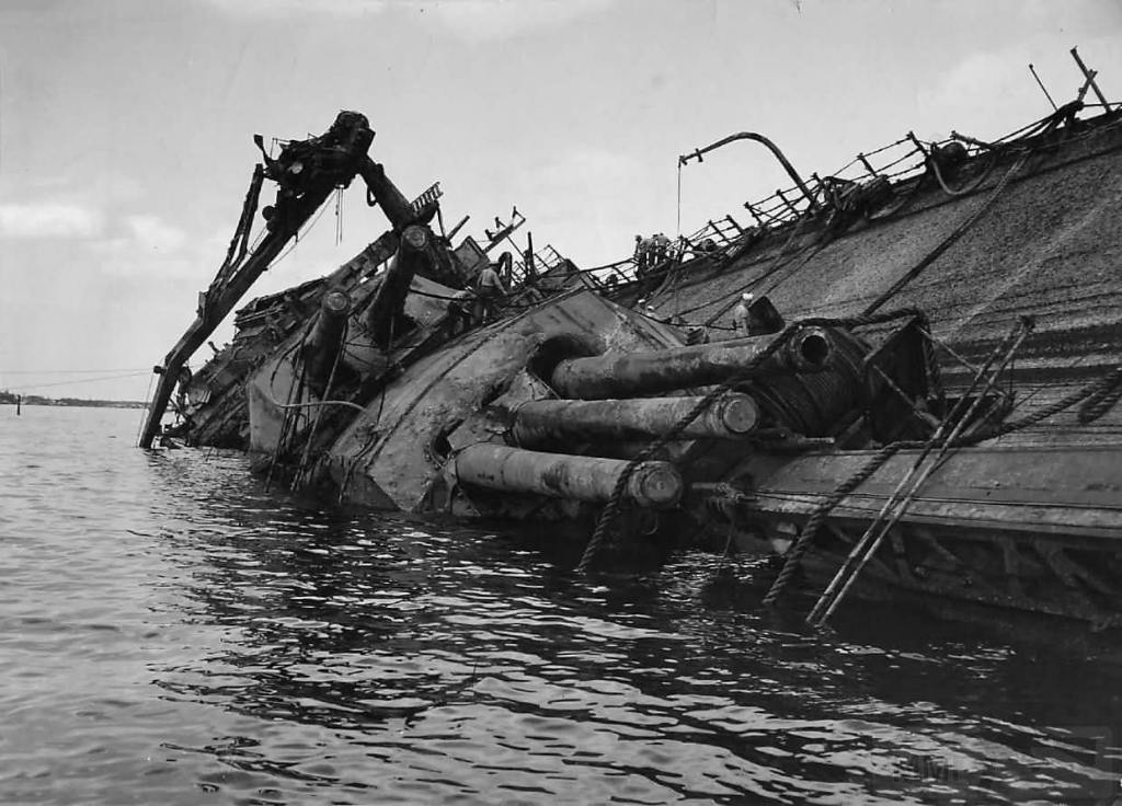 4617 - Поднятие линкора USS Oklahoma (BB-37) в 1943 году