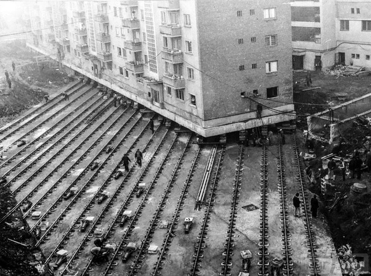 54797 - Перемещение жилого дома из-за строительства нового бульвара. Бухарест, Румыния, 1987 год. Дом весил 7600 тонн. Жителей на время перемещения не выселяли.