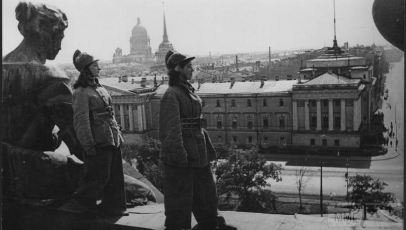 65076 - Женщины на войне.
